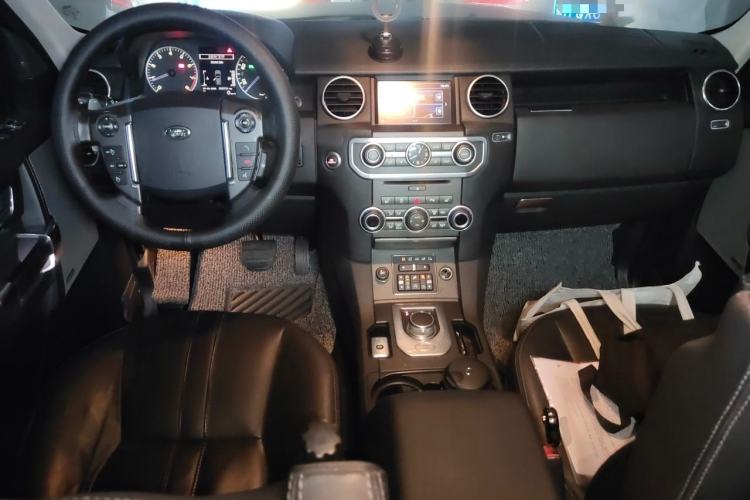 Used Land Rover Discovery 2016 3.0 SC Obsidian Black Heritage Edition HSE Center Console