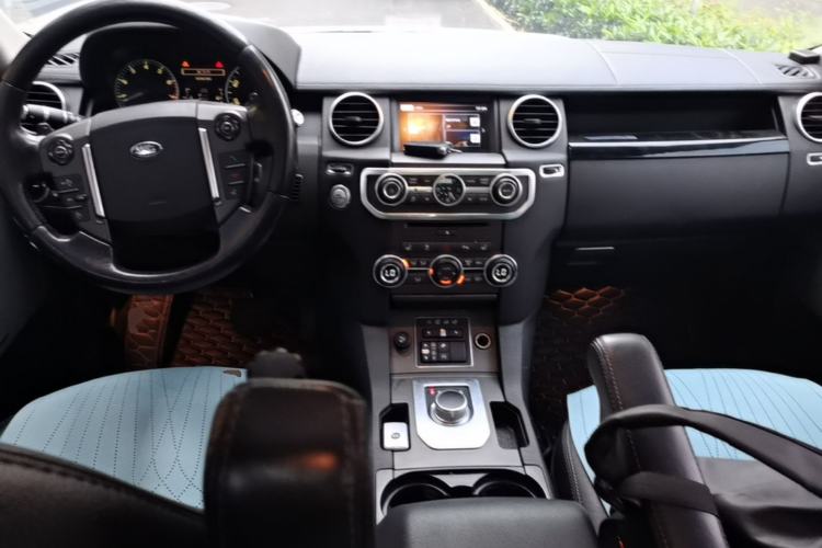 Used Land Rover Discovery 2016 3.0 SC Obsidian Black Heritage Edition SE Center Console