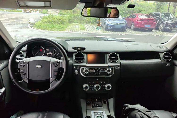 Used Land Rover Discovery 2016 3.0 SC Obsidian Black Heritage Edition HSE Center Console