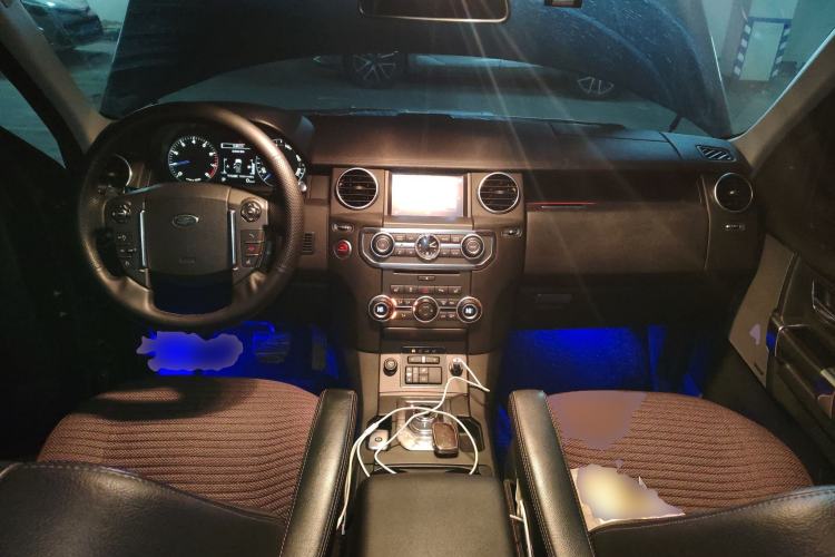 Used Land Rover Discovery 2016 3.0 SC Obsidian Black Heritage Edition SE Center Console