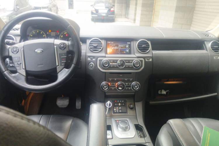 Used Land Rover Discovery 2016 3.0 SC Obsidian Black Heritage Edition SE Center Console