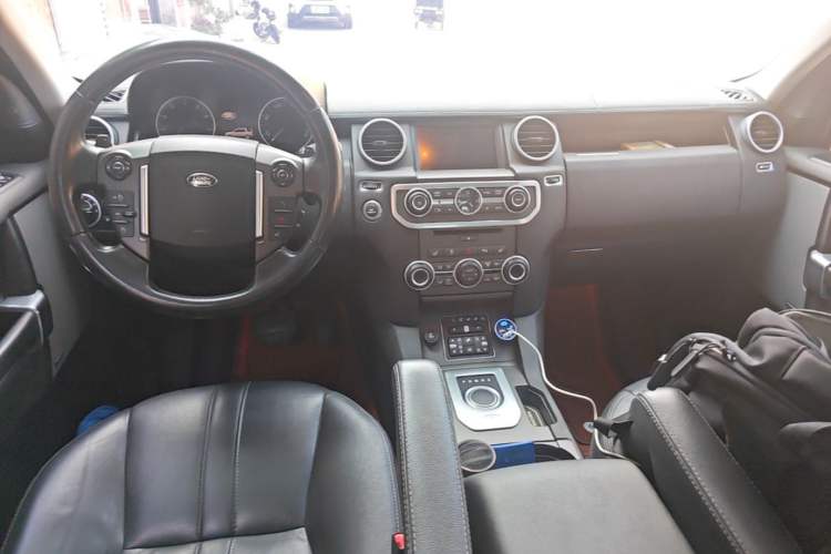 Used Land Rover Discovery 2016 3.0 SC Obsidian Black Heritage Edition HSE Center Console
