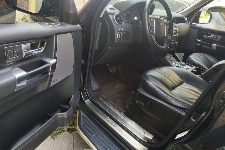 Used Land Rover Discovery 2016 3.0 SC Obsidian Black Heritage Edition SE Driver Seat