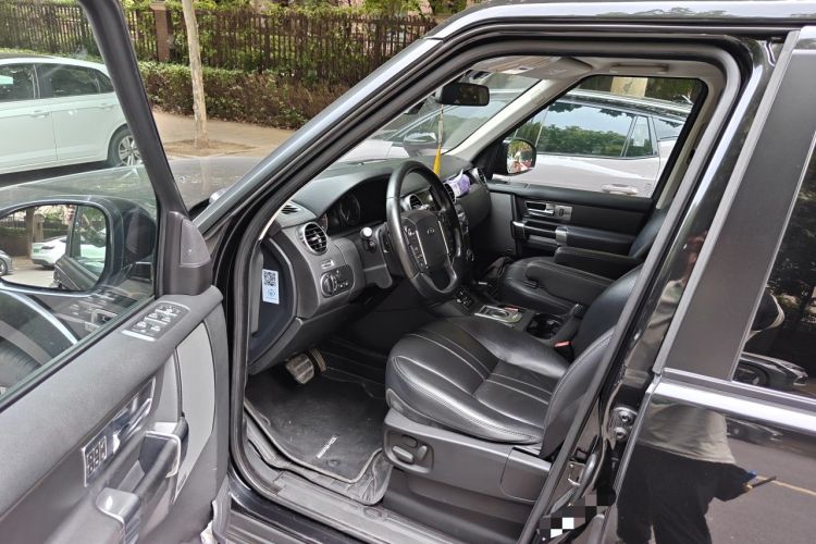 Used Land Rover Discovery 2016 3.0 SC Obsidian Black Heritage Edition SE Driver Seat