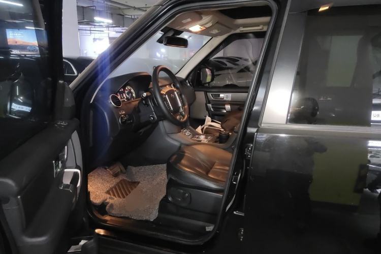 Used Land Rover Discovery 2016 3.0 SC Obsidian Black Heritage Edition HSE Driver Seat