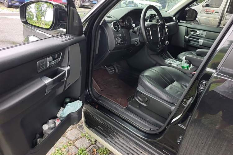 Used Land Rover Discovery 2016 3.0 SC Obsidian Black Heritage Edition HSE Driver Seat