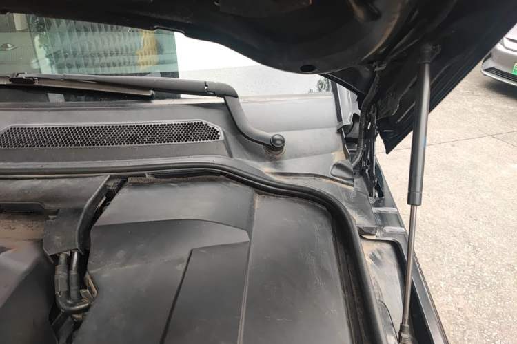 Used Land Rover Discovery 2016 3.0 SC V6 HSE Engine Bay Left