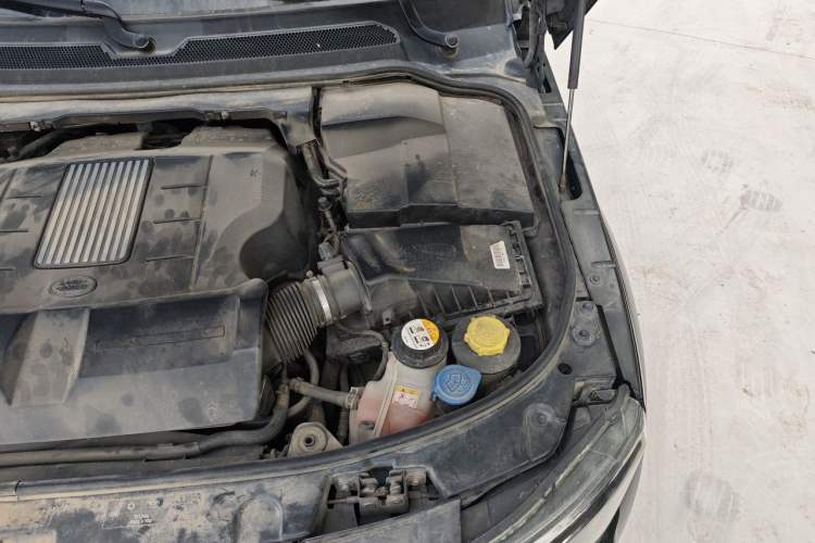 Used Land Rover Discovery 2016 3.0 SC V6 SE Engine Bay Left