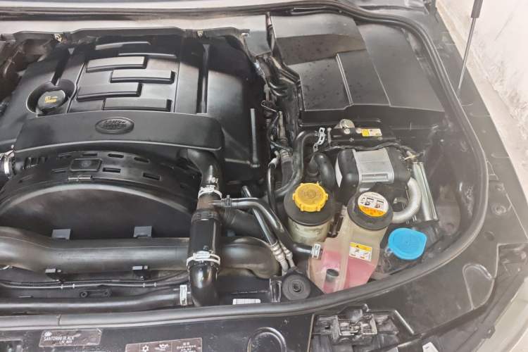Used Land Rover Discovery 2016 3.0 SDV6 Black Edition HSE Diesel Version Engine Bay Left