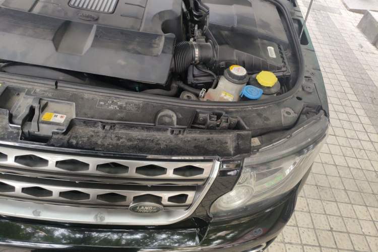 Used Land Rover Discovery 2016 3.0 SC V6 HSE Engine Bay Left