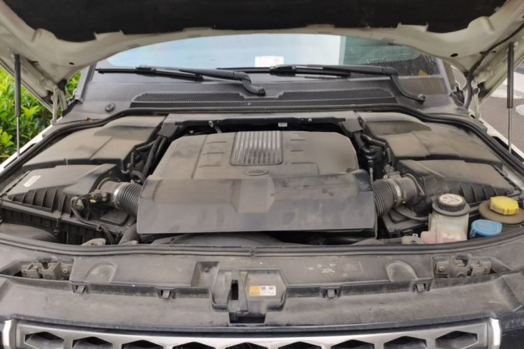 Used Land Rover Discovery 2016 3.0 SC Obsidian Black Heritage Edition SE Engine Bay