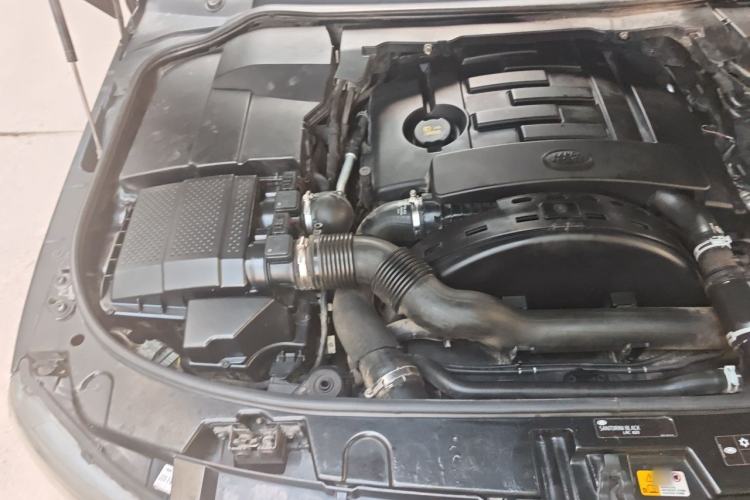 Used Land Rover Discovery 2016 3.0 SDV6 Black Edition HSE Diesel Version Engine Bay Right