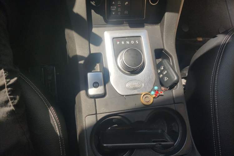 Used Land Rover Discovery 2016 3.0 SDV6 Black Edition HSE Diesel Version Gear Lever
