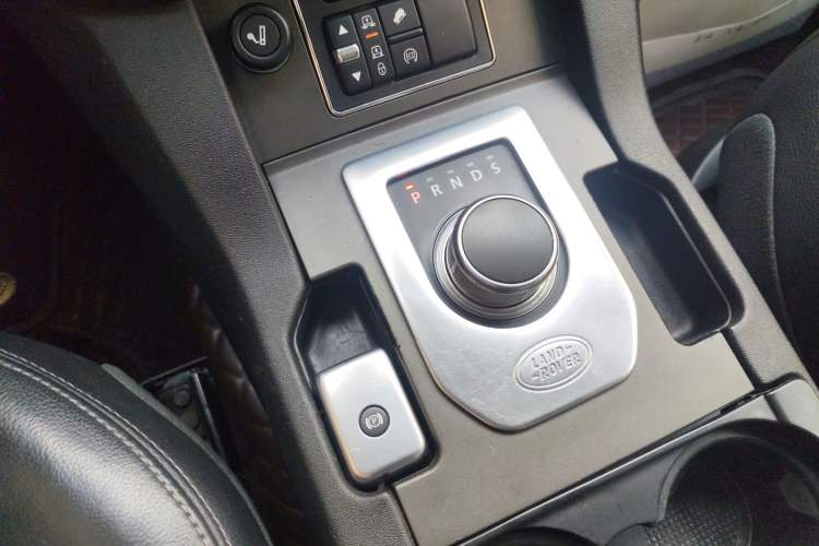 Used Land Rover Discovery 2016 3.0 SC Obsidian Black Heritage Edition SE Gear Lever