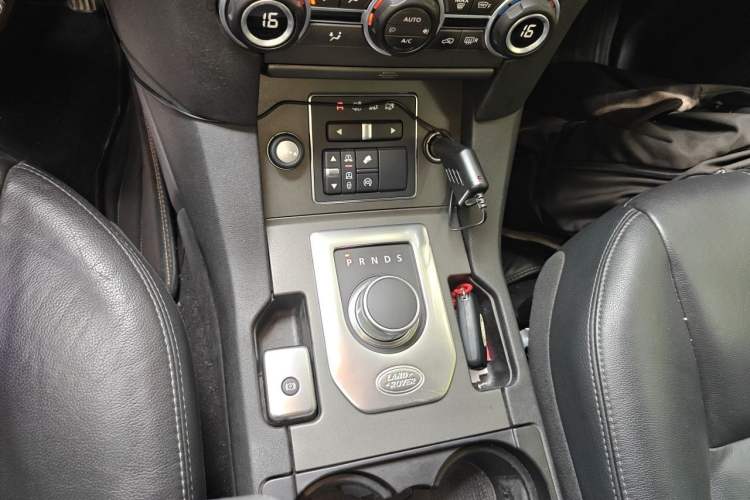 Used Land Rover Discovery 2016 3.0 SC Obsidian Black Heritage Edition SE Gear Lever