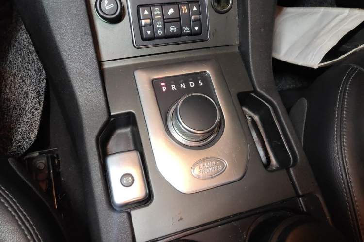 Used Land Rover Discovery 2016 3.0 SC Obsidian Black Heritage Edition HSE Gear Lever