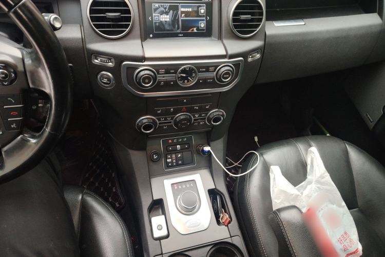 Used Land Rover Discovery 2016 3.0 SC Obsidian Black Heritage Edition SE Gear Lever