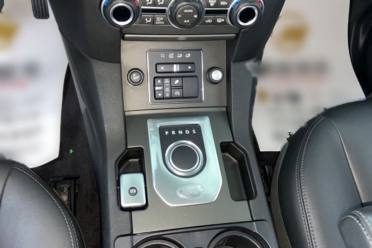 Used Land Rover Discovery 2016 3.0 SC Obsidian Black Heritage Edition SE Gear Lever