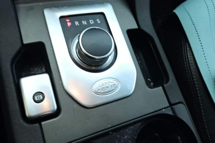 Used Land Rover Discovery 2016 3.0 SC Obsidian Black Heritage Edition SE Gear Lever
