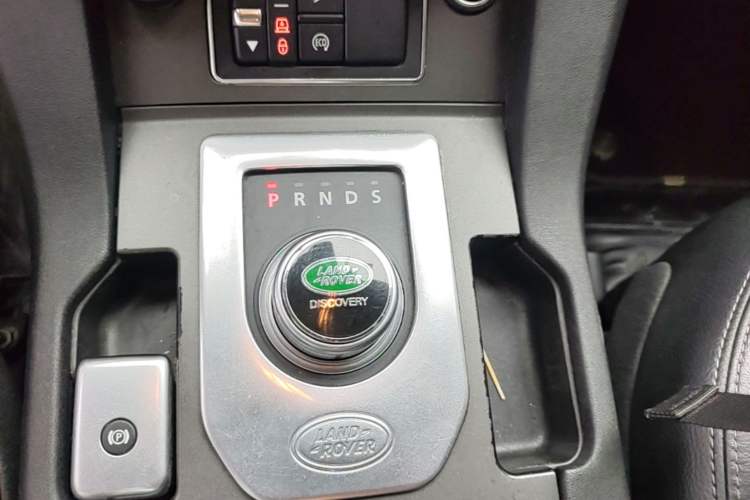 Used Land Rover Discovery 2016 3.0 SC Obsidian Black Heritage Edition HSE Gear Lever
