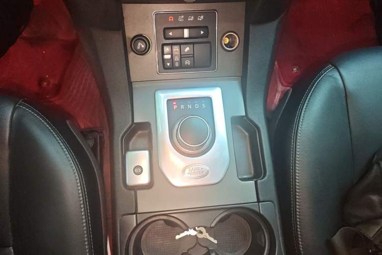 Used Land Rover Discovery 2016 3.0 SDV6 Black Edition HSE Diesel Version Gear Lever