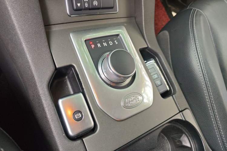 Used Land Rover Discovery 2016 3.0 SDV6 Black Edition HSE Diesel Version Gear Lever