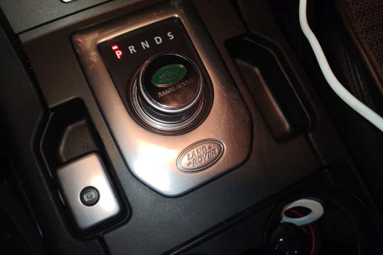 Used Land Rover Discovery 2016 3.0 SC Obsidian Black Heritage Edition SE Gear Lever