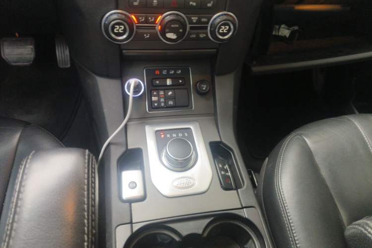 Used Land Rover Discovery 2016 3.0 SC Obsidian Black Heritage Edition SE Gear Lever