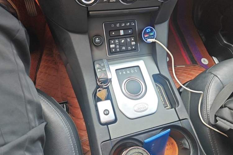 Used Land Rover Discovery 2016 3.0 SC Obsidian Black Heritage Edition HSE Gear Lever