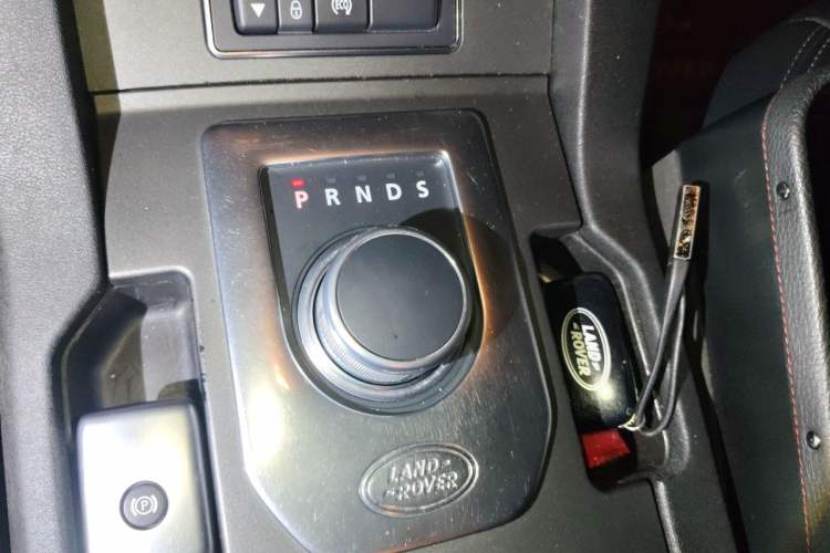 Used Land Rover Discovery 2016 3.0 SC Obsidian Black Heritage Edition HSE Gear Lever