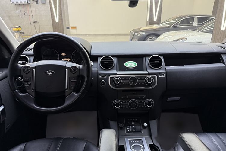 Used Land Rover Discovery 2016 3.0 SC Obsidian Black Heritage Edition SE Interior 1
