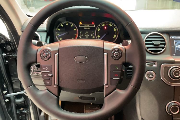 Used Land Rover Discovery 2016 3.0 SC Obsidian Black Heritage Edition SE Interior 1