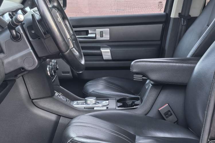 Used Land Rover Discovery 2016 3.0 SC V6 SE Interior 1