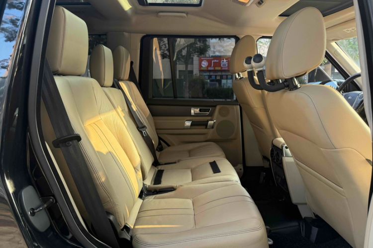 Used Land Rover Discovery 2016 3.0 SC V6 SE Interior 10