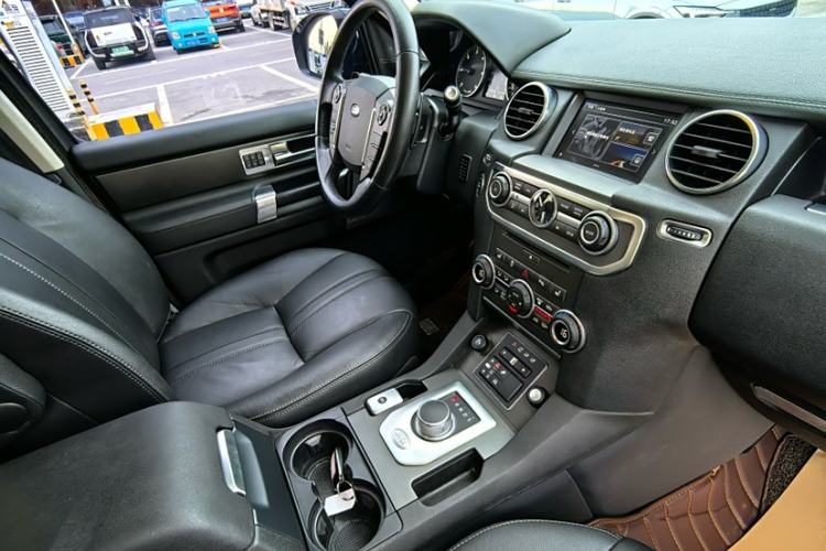 Used Land Rover Discovery 2016 3.0 SDV6 Black Edition HSE Diesel Version Interior 13