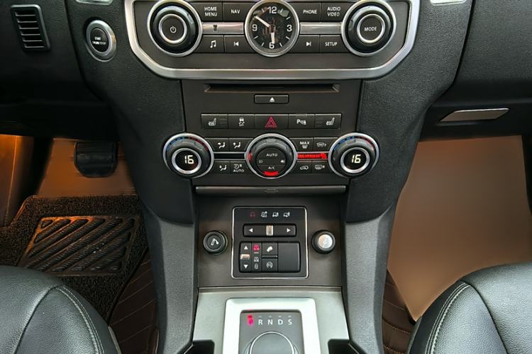 Used Land Rover Discovery 2016 3.0 SDV6 Black Edition HSE Diesel Version Interior 15
