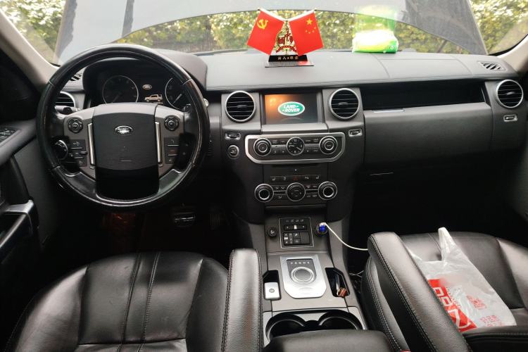 Used Land Rover Discovery 2016 3.0 SC Obsidian Black Heritage Edition SE Interior 2