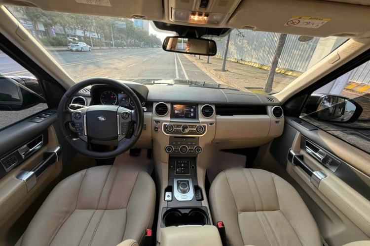 Used Land Rover Discovery 2016 3.0 SC V6 SE Interior 2