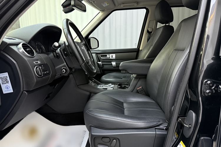Used Land Rover Discovery 2016 3.0 SC Obsidian Black Heritage Edition SE Interior 2