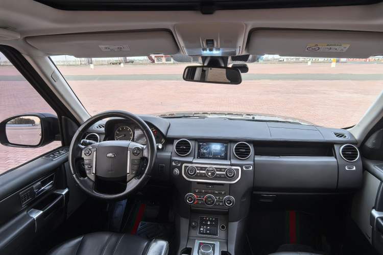 Used Land Rover Discovery 2016 3.0 SC V6 SE Interior 2