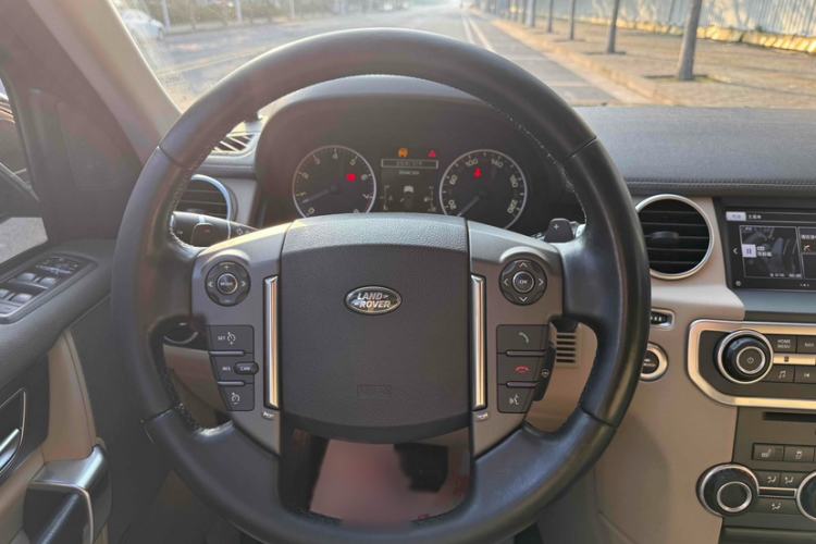 Used Land Rover Discovery 2016 3.0 SC V6 SE Interior 3