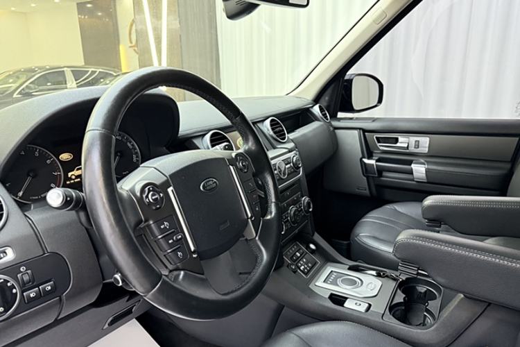 Used Land Rover Discovery 2016 3.0 SC Obsidian Black Heritage Edition SE Interior 3