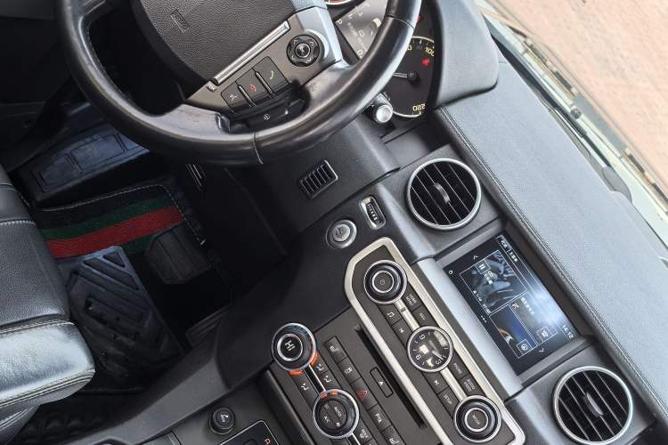 Used Land Rover Discovery 2016 3.0 SC V6 SE Interior 3