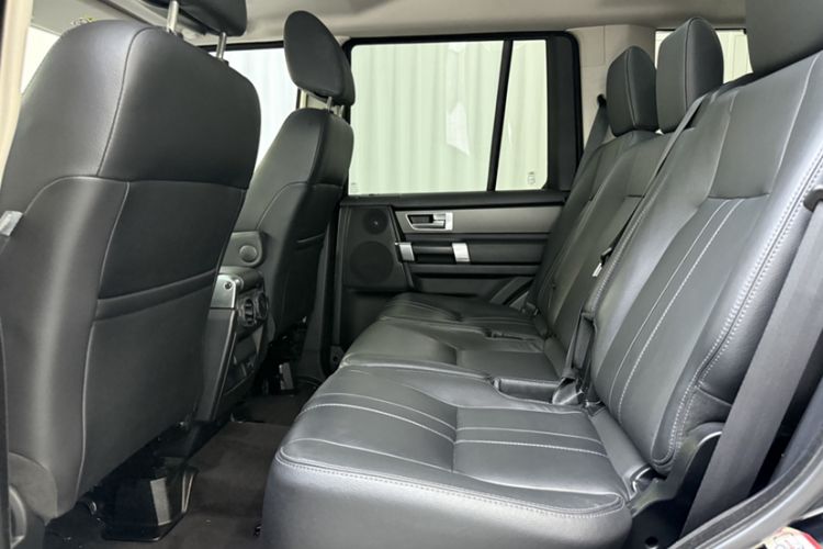 Used Land Rover Discovery 2016 3.0 SC Obsidian Black Heritage Edition SE Interior 4