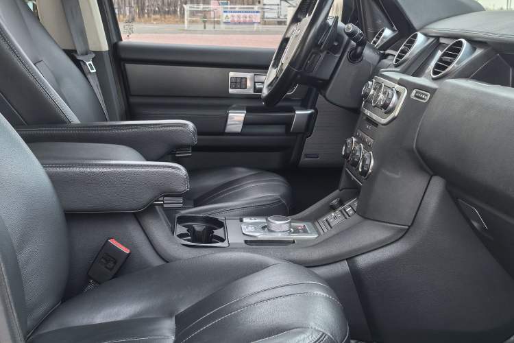 Used Land Rover Discovery 2016 3.0 SC V6 SE Interior 4
