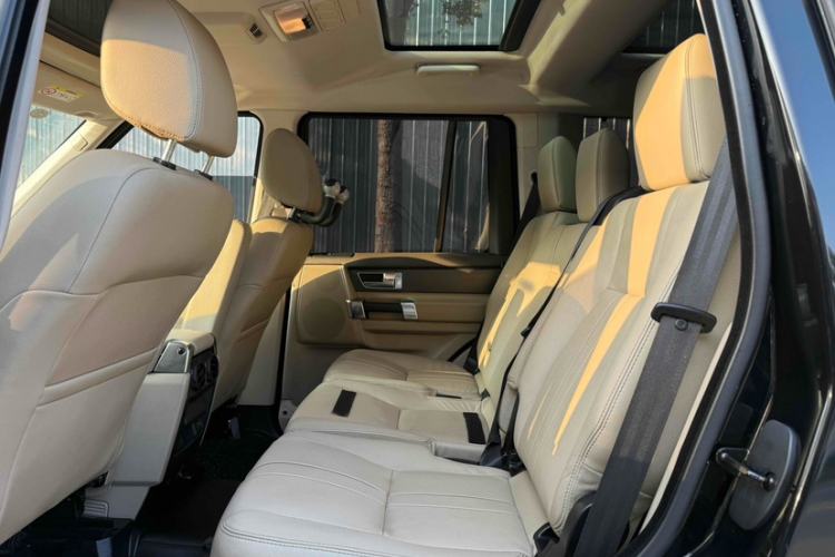 Used Land Rover Discovery 2016 3.0 SC V6 SE Interior 5