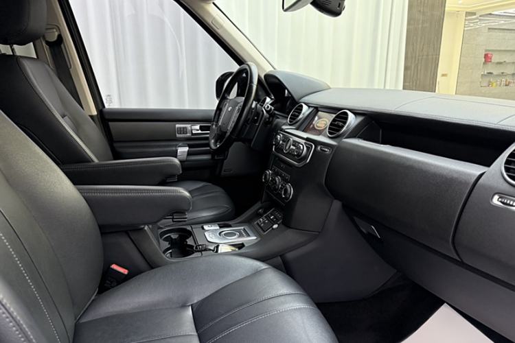 Used Land Rover Discovery 2016 3.0 SC Obsidian Black Heritage Edition SE Interior 5
