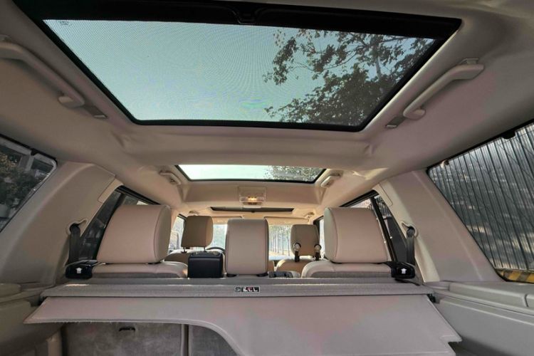 Used Land Rover Discovery 2016 3.0 SC V6 SE Interior 6