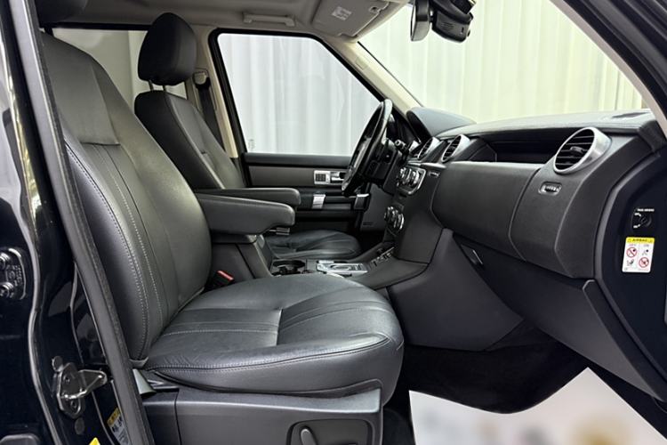 Used Land Rover Discovery 2016 3.0 SC Obsidian Black Heritage Edition SE Interior 6