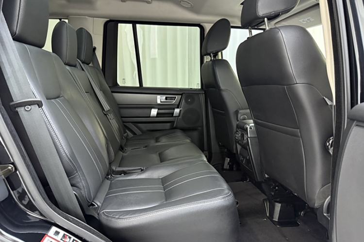 Used Land Rover Discovery 2016 3.0 SC Obsidian Black Heritage Edition SE Interior 7